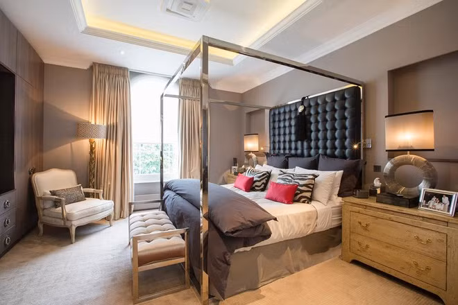 Biệt thự có diện tích 588 m2. Ngoài tám phòng ngủ, ngôi nhà còn được trang bị các tiện ích như thang máy riêng, phòng chiếu phim, phòng gym... Ảnh: Aston Chase/Getty Images.