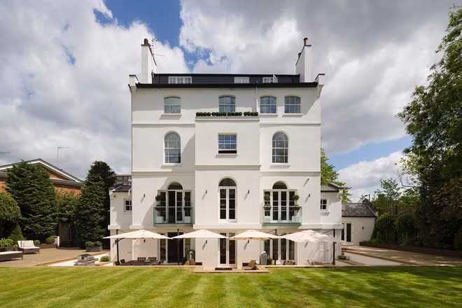 Theo LuxuryLondon, nữ ca sĩ thuê căn nhà với giá lên đến 18.000 euro (gần 21.000 USD)/tuần. Biệt thự khá gần nhà của Paul McCartney, thành viên ban nhạc huyền thoại The Beatles , diễn viên Emma Watson và nghệ sĩ Damien Hirst. Ảnh: Aston Chase/Getty Images.