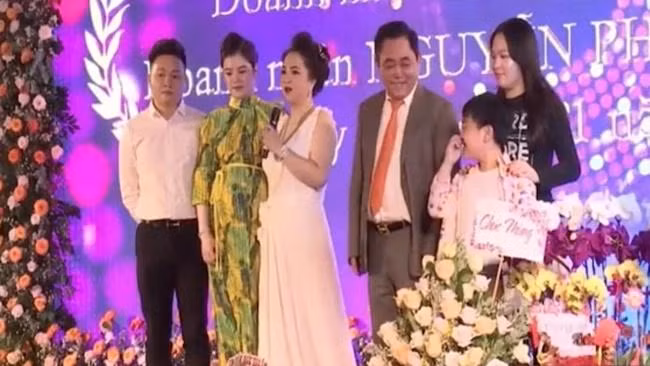 Con dau ba Phuong Hang lo nhan sac bau bi gay chu y