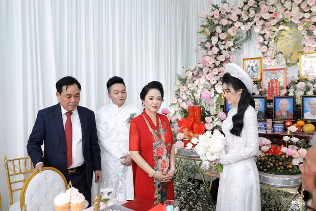 Gây chú ý không kém hai nhân vật chính là cô con dâu trưởng của cặp vợ chồng chủ khu du lịch Đại Nam - Quế Long. Cô nàng xuất hiện với chiếc đầm xanh đứng cạch mẹ chồng.