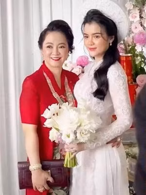 Là ngày đặc biệt của mình nhưng trước hàng trăm quan khách, doanh nhân Phương Hằng lại đặc biệt ưu ái dành những lời khen có cánh cho con dâu.