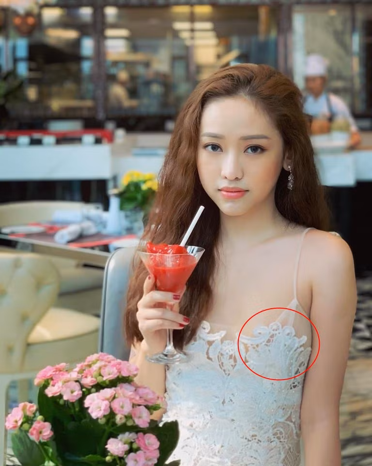 Tuy nhiên nhờ khéo léo lựa chọn trang phục cùng nhan sắc tươi tắn, Thuý Vi vẫn rất thu hút dù tháo túi ngực trong những bức ảnh đăng tải trên trang cá nhân.