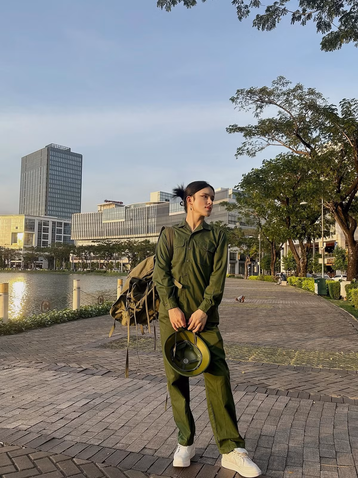 Bên dưới bài viết ngoài những câu hỏi "có thật" Trần Đức Bo lên đường nhập ngũ hay không thì không ít netizen giành lời khen về nhan sắc cho Đức Bo.