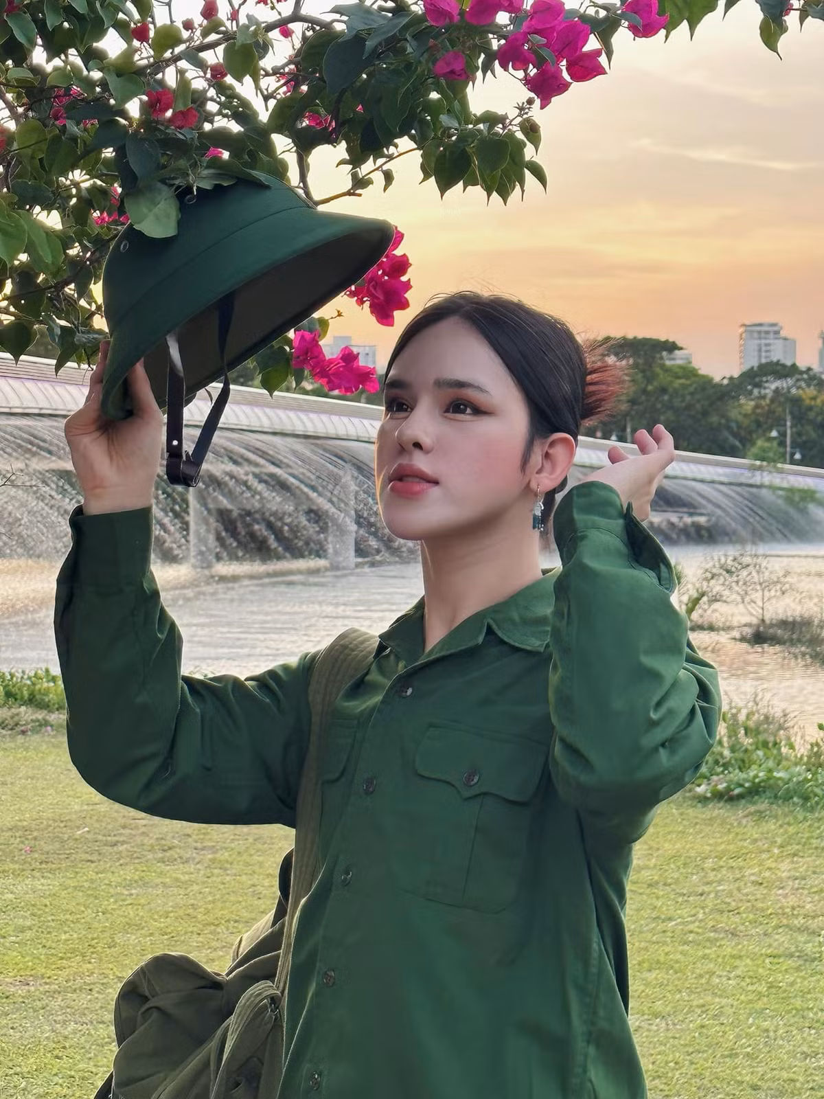 Trần Đức Bo là một trong những "hot TikToker" nổi tiếng trên mạng xã hội và được nhiều người để ý vì những ồn ào chuyện tình cảm, gắn liền với những clip triệu view hài hước.
