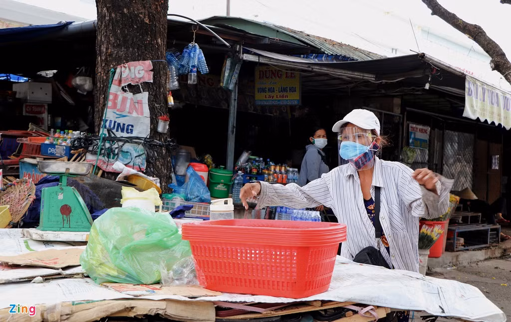 "Giờ tôi dọn dẹp xe hàng rồi đẩy về chứ cũng không có khách. Hôm nay cũng là ngày cuối tôi bán trái cây, sau đó nghỉ để đảm bảo an toàn", bà Đặng Thị Ly, người dân phường An Xuân, TP Tam Kỳ, chia sẻ.