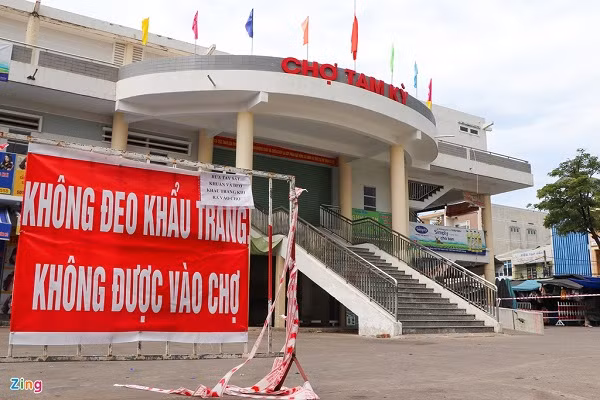 Từ 0h ngày 11/8, UBND tỉnh Quảng Nam phong tỏa tạm thời một số khu dân cư có nguy cơ lây nhiễm Covid-19 tại TP Tam Kỳ. Việc khoanh vùng, phong tỏa gồm 2 khu vực, trong đó có tổ 19, khối phố 2, phường Phước Hòa, với 17 hộ, 54 nhân khẩu, nơi có ca mắc Covid-19 (BN841) được phun thuốc khử trùng.