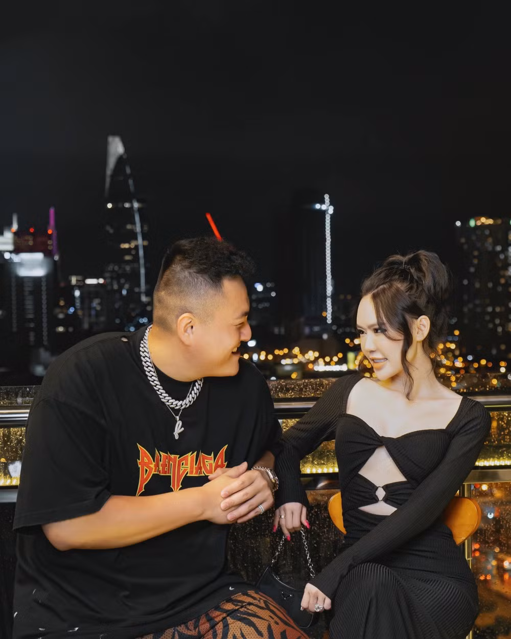 Hai năm sau, Fabo Nguyễn và Vân Tiny vô tình gặp nhau tại một quán cà phê. Tại đây, anh chàng đã chủ động làm quen với nàng hot girl. Cả hai cũng dần tìm hiểu và tiến tới hẹn hò.