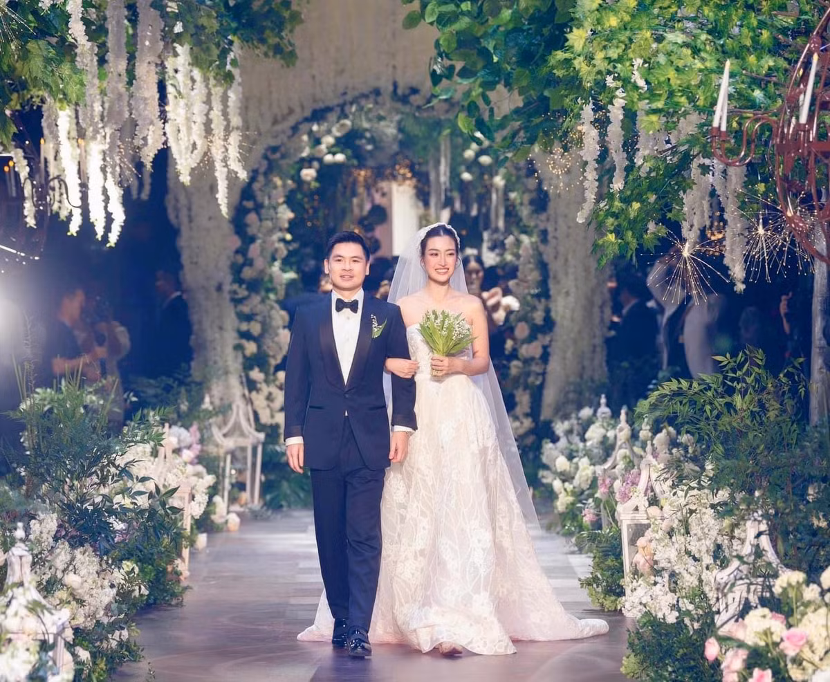 "Tôi phải tự lập hơn, không thể vô tư, thích gì làm nấy như khi còn độc thân. Tôi phải tính toán, suy nghĩ để gia đình nhỏ hạnh phúc, êm ấm", Hoa hậu Đỗ Mỹ Linh chia sẻ.