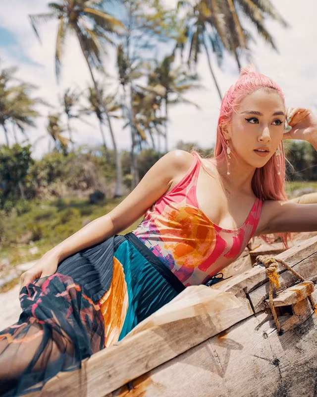 Ngắm ảnh chưa xong, mọi người lại bàn tán xem liệu Quỳnh Anh Shyn đang muốn nói gì hay chỉ là một dòng trạng thái vu vơ .
