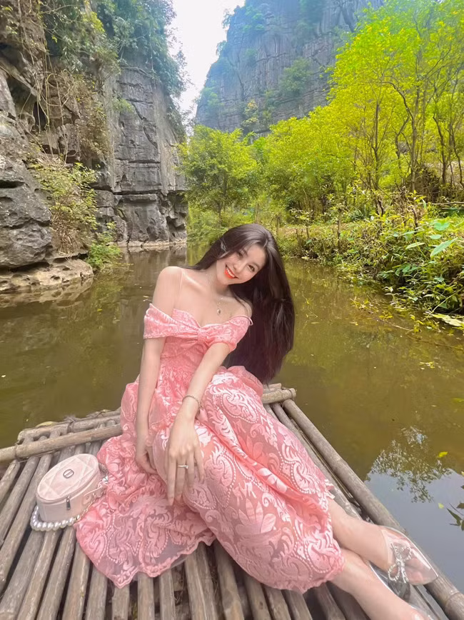 Ngọc Trân sở hữu gương mặt nhỏ nhắn, xinh đẹp. Cô nàng từng dính nghi án can thiệp thẩm mỹ để có được nhan sắc nổi trội như vậy.