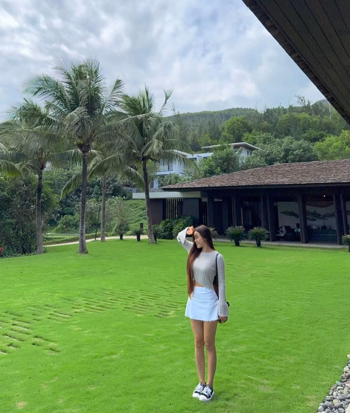Yến Xuân và Đặng Văn Lâm chỉ công khai mối quan hệ khi tiến đến kết hôn. Ngoài ra, cả hai tôn trọng cuộc sống riêng tư của nhau và hiếm khi đăng tải ảnh đối phương lên mạng xã hội để không thu hút tranh luận của công chúng.