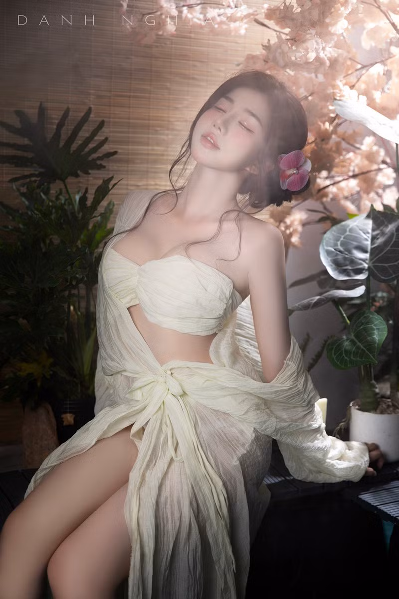 Bộ ảnh lần này của Huỳnh Mai Linh bên bồn tắm không chỉ đẹp mà còn mang phong cách táo bạo, khác biệt.