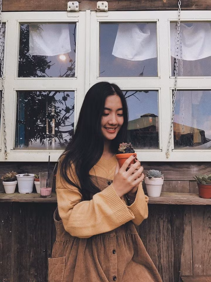 Mỹ Kiều chia sẻ: "Dạo gần đây em có nhận được khá nhiều lời mời kết bạn và tin nhắn làm quen. Em cũng thường được các bạn nói là góc nghiêng sẽ tôn lên khuôn mặt mình, nên cũng thành thói quen chụp ảnh như vậy luôn".