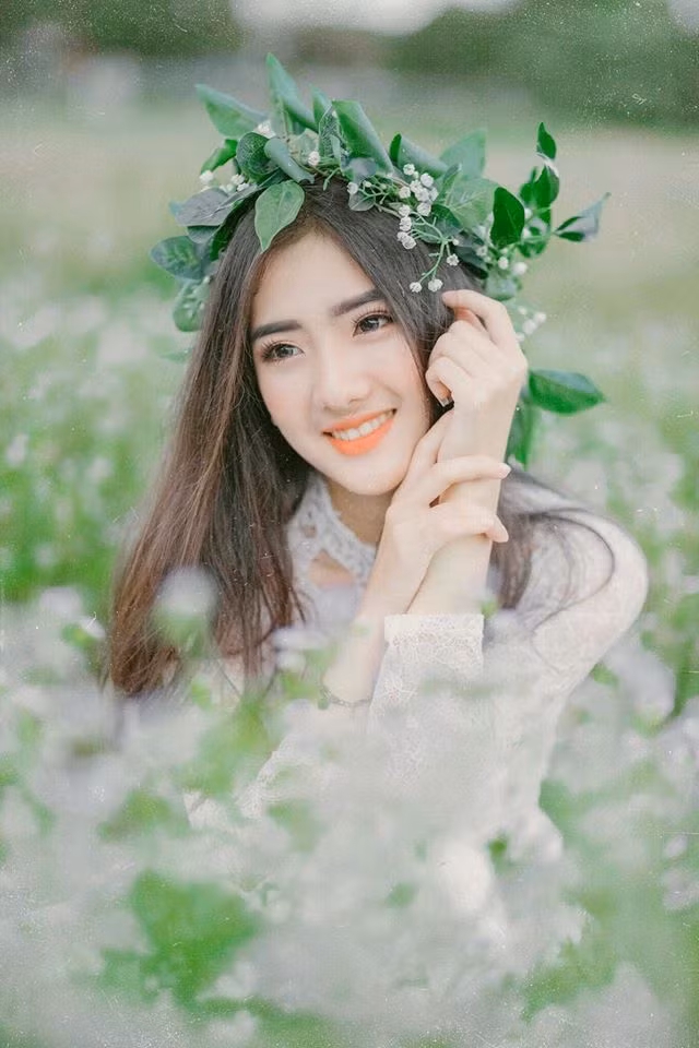 Được mệnh danh là ” thánh nữ góc nghiêng” hay hot girl có “góc nghiêng thần thánh”, ngoại hình xinh đẹp, khuôn mặt đẹp hoàn hảo của Lương Mỹ Kiều đã khiến nhiều dân mạng, khối anh chàng đã phải ấn nút follow đặc biệt để mỗi khi có ảnh của hot girl góc nghiêng này lên sóng là mình sẽ được xem đầu tiên.