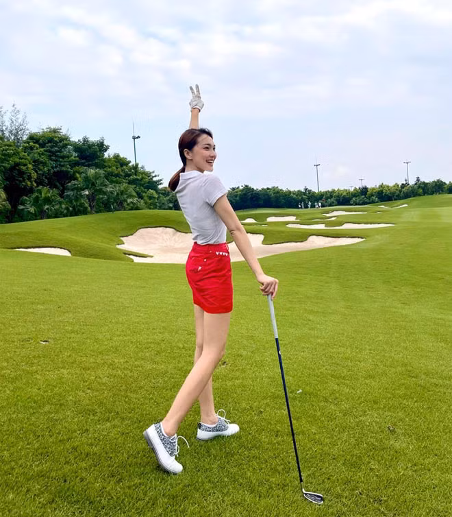 Cũng trong năm 2017, hot girl Nghệ An ghi danh vào cuộc thi “Hoa hậu Hoàn vũ Việt Nam 2017” và mỗi lần xuất hiện trên sân khấu cuộc thi đều tỏa sáng bởi nụ cười rạng rỡ. Cô nàng giành danh hiệu “Gương mặt đẹp nhất” và lọt vào top 10 cuộc thi sắc đẹp này.