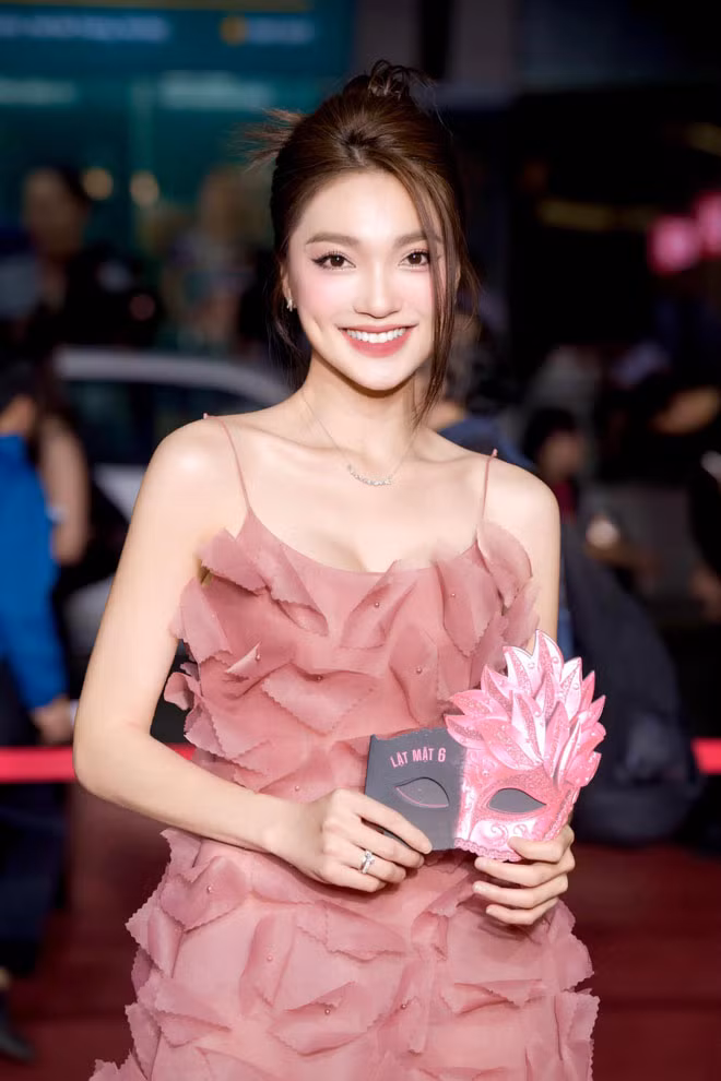 Gương mặt đẹp, nụ cười ngọt ngào, chiều cao nổi bật, Ngọc Nữ được nhận xét đã làm lu mờ dàn người đẹp Kinh Bắc.