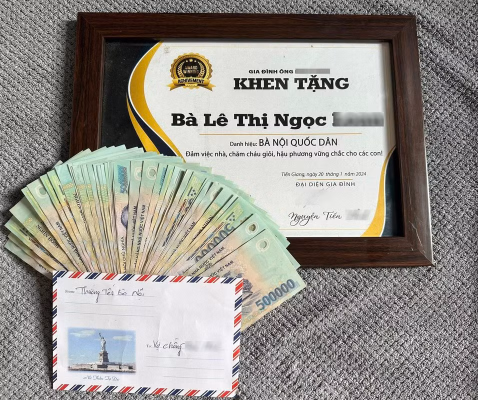 Làm dâu mẹ gần 4 năm, mình chỉ mới cắm cơm đúng 2 lần, thi thoảng rửa bát. Sinh 2 bé tại nhà ngoại được 1 tháng thì về nội và từ đó gần như bà nội trông hết. Mẹ giặt đồ, mẹ rửa bát, mẹ nấu cơm, mẹ lo vườn tược và quan trọng hơn, cơm cháo 2 đứa cháu mẹ đút, chơi với cháu cũng là mẹ, tối cũng ngủ cùng cháu luôn. May mắn lắm mới được làm con dâu mẹ. Có mẹ ủng hộ nên dù sinh 2 bé khá dày nhưng mình hồi phục sức khỏe tốt và có thời gian tập trung cho công việc, sự nghiệp...”. Nữ chính có viết.