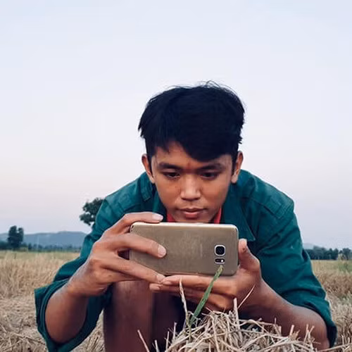  Sang Vlog từng chia sẻ, thời điểm mới bắt đầu làm YouTube, anh chàng chỉ có chiếc điện thoại cũ đồng hành.