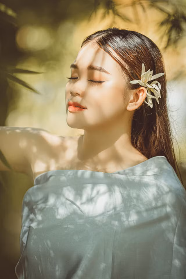 Trên trang cá nhân của Ngân Thảo vừa chia sẻ loạt ảnh xinh xắn với trang phục dân tộc Khmer, cô nàng gửi lời chúc sức khỏe đến mọi người và mong sẽ sớm vượt qua dịch bệnh cùng những khó khăn trước mắt.