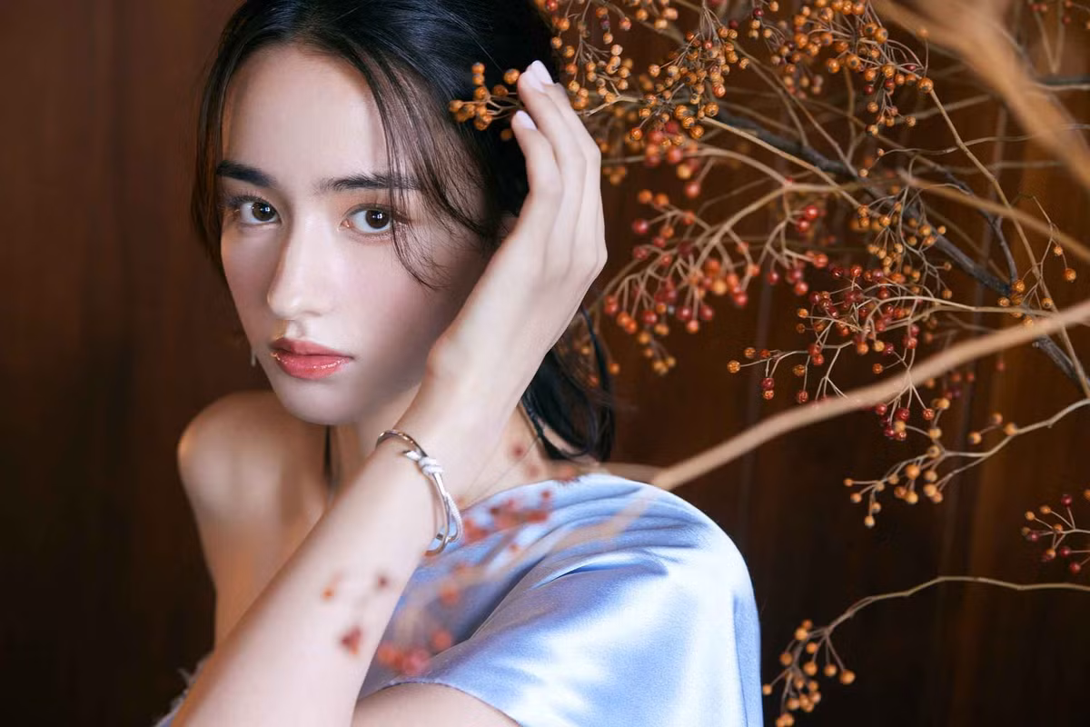 Khi người đẹp sinh năm 2003 không cười, cô mang vẻ lạnh lùng bí ẩn, nhưng nếu cô nở nụ cười sẽ thấy sự trẻ trung, dễ thương.