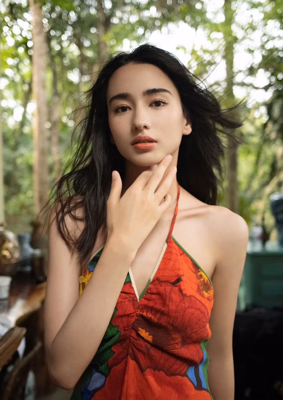 Lý Uyển Đát còn biết cưỡi ngựa, bắn cung, có tài ca hát, múa, nói được 5 thứ tiếng: Tiếng Trung, tiếng Đức, Tiếng Anh, Tiếng Pháp, Tiếng Tây Ban Nha.