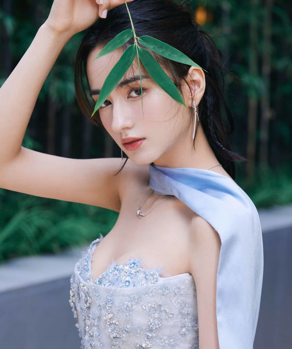 Những sắc thái đa dạng của Lý Uyển Đát oanh tạc mạng xã hội Weibo. Thậm chí, cả trong những hình ảnh chất lượng kém cũng không thể che mờ nhan sắc tuyệt mỹ của cô.