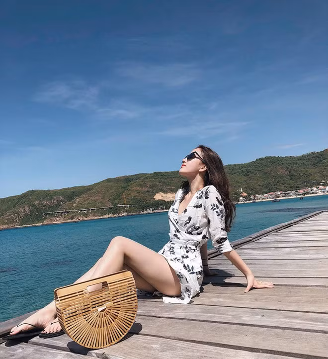 Thú vui của gái xinh này là tập yoga, đi chơi cùng bạn bè.