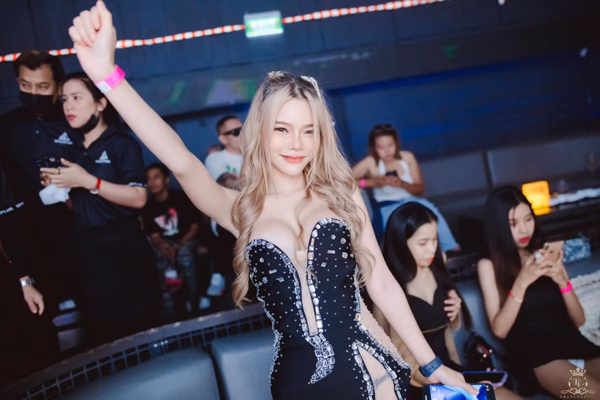 Saranya Sonpha đang làm người mẫu ở Bangkok, Thái Lan.