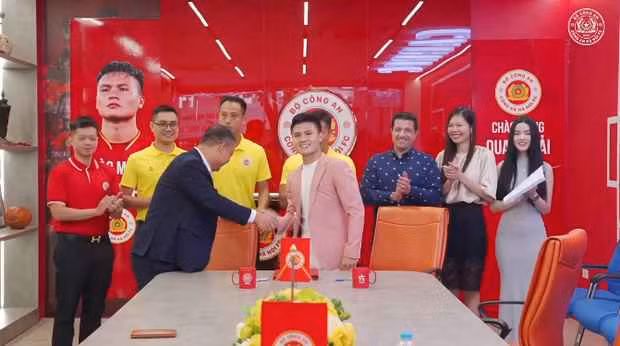 Hình ảnh trong buổi kí hợp đồng giữa Quang Hải và CLB CAHN có sự xuất hiện của Chu Thanh Huyền.