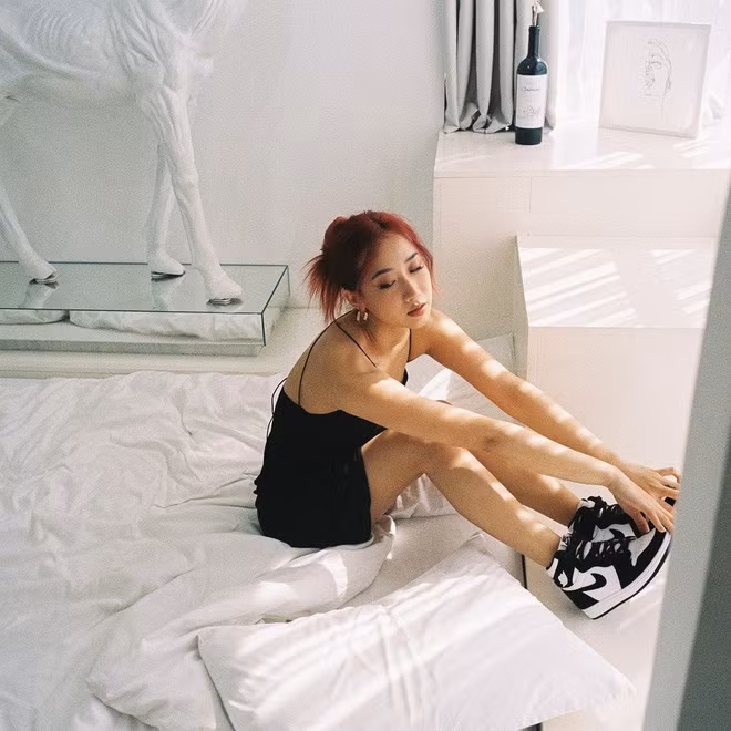 Xuất hiện muộn nhưng không vì thế mà màn khoe dáng với bikini của Kiều Ly Phạm lép vế so với ai.