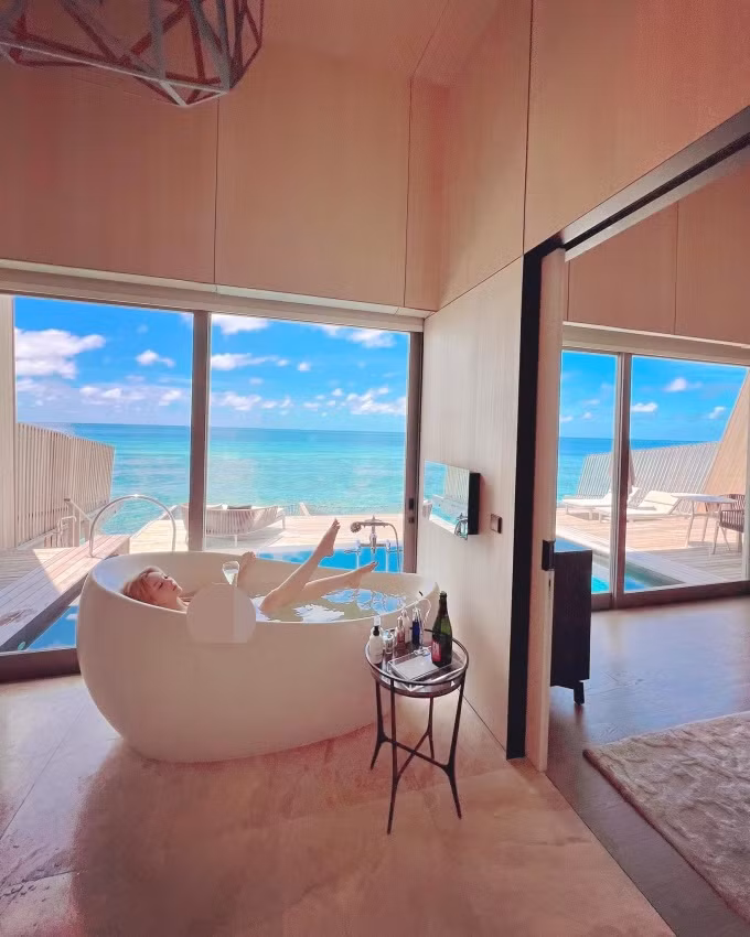 Người đẹp còn trải nghiệm ngâm bồn với rượu champagne để thư giãn cơ thể.