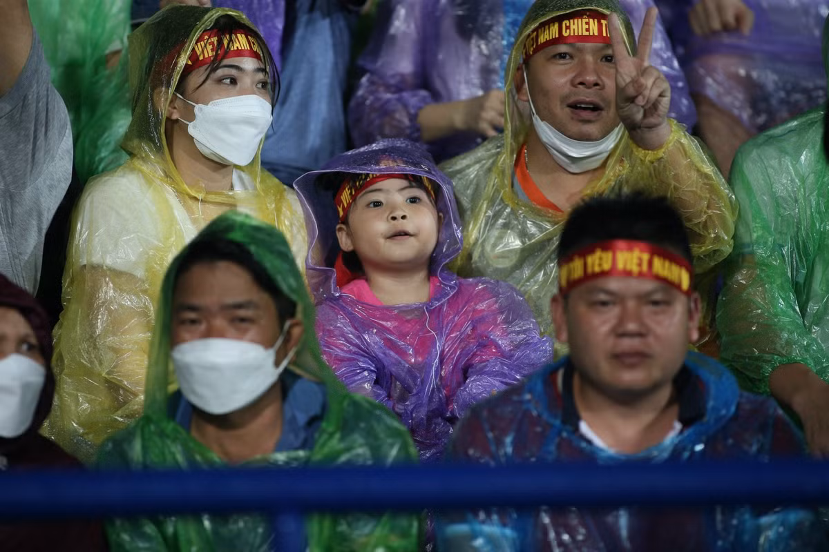 Trên khán đài, các cổ động viên vẫn giữ lửa cổ vũ hết mình cho đội nhà.