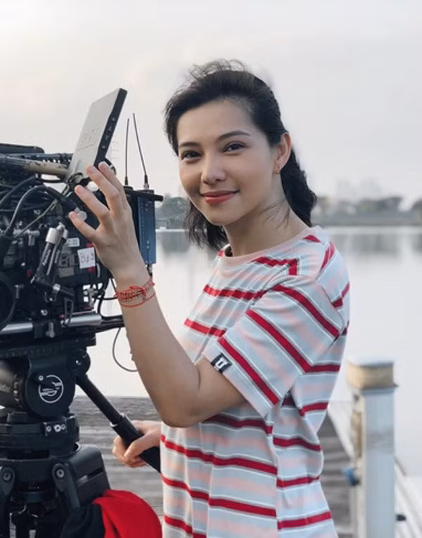 Không phải là gương mặt hoàn toàn xa lạ với công chúng, trước đó Lưu Đê Ly từng tham gia đóng các bộ phim như: Ba đám cưới một đời chồng, Người phán xử, Ngự lâm không kiếm...