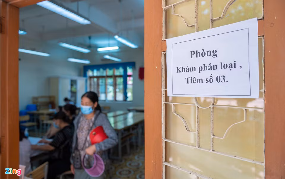 Để tránh tình trạng quá tải, đội y tế được bố trí 12 phòng để khám sàng lọc, tiêm và theo dõi sau tiêm đảm bảo người dân đến và ra về theo một lối duy nhất.