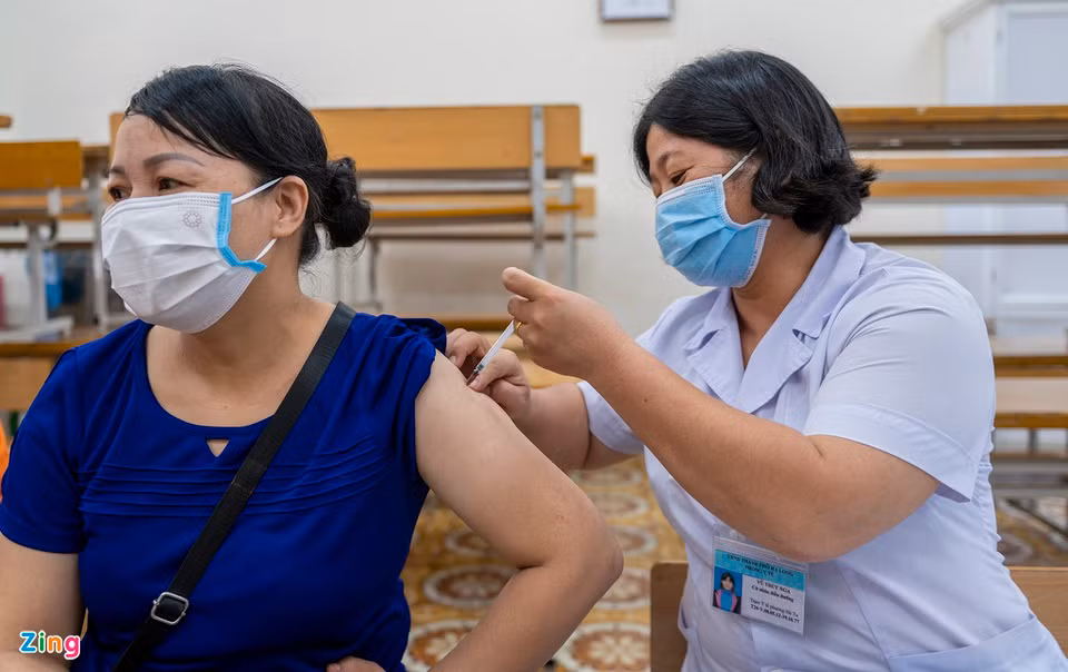 Từ ngày 31/7, thành phố Hạ Long (Quảng Ninh) tổ chức tiêm vắc xin ngừa Covid-19 cho các tiểu thương, hộ kinh doanh tại các chợ, trung tâm thương mại lớn trên toàn địa bàn. Ngoài ra, nhóm người có nguy cơ cao như lái xe taxi, xe ôm, người làm nghề bốc vác… cũng được tiêm đợt này.