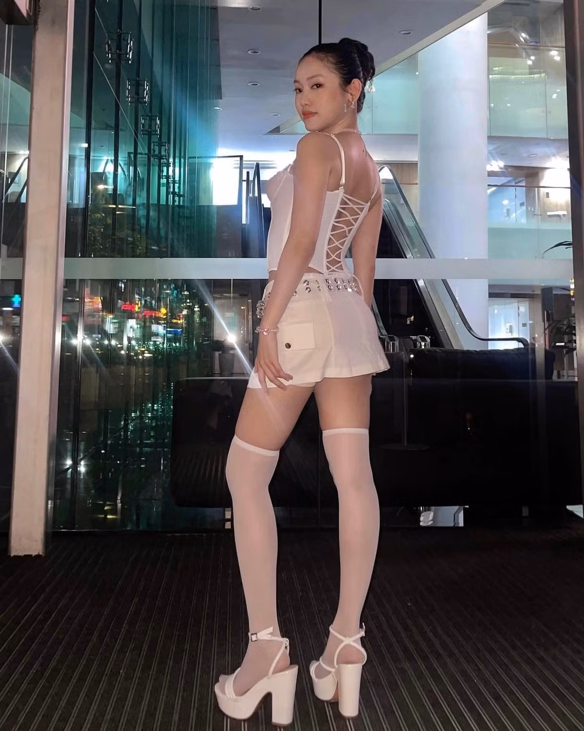 Ngoài ra, hot girl Cà Mau còn sở hữu phong cách thời trang ấn tượng, hàng hiệu đắt đỏ và có cả nhà, xe sang khi tuổi đời còn rất trẻ.
