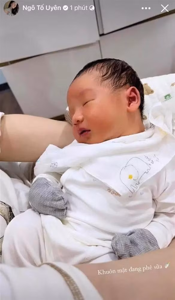 Cách đây không lâu, vợ Thành Chung đã sinh một em bé kháu khỉnh. Dù bận rộn nhưng cả hai vẫn dành thời gian nhiều để chăm sóc con.