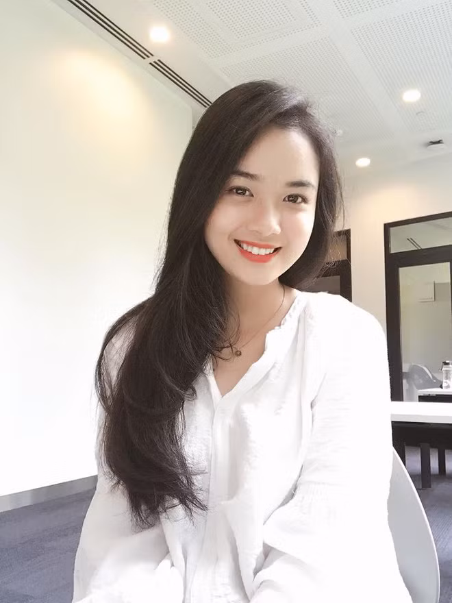 Không phải ăn đồ sang chảnh không đâu, tụi mình vẫn có những buổi gặp gỡ ở hồ Con Rùa, ăn quán vỉa hè, đôi lúc còn hùn tiền mua 1 ly nước rồi share nhau nữa". Hot girl trường RMIT cho biết thêm.