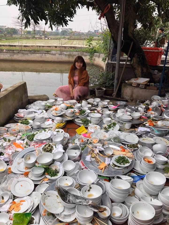Trước đó, trên mạng cũng từng xuất hiện những hình ảnh cô dâu đang ngồi rửa bát, trên đầu vẫn còn trang sức chưa kịp tháo.
