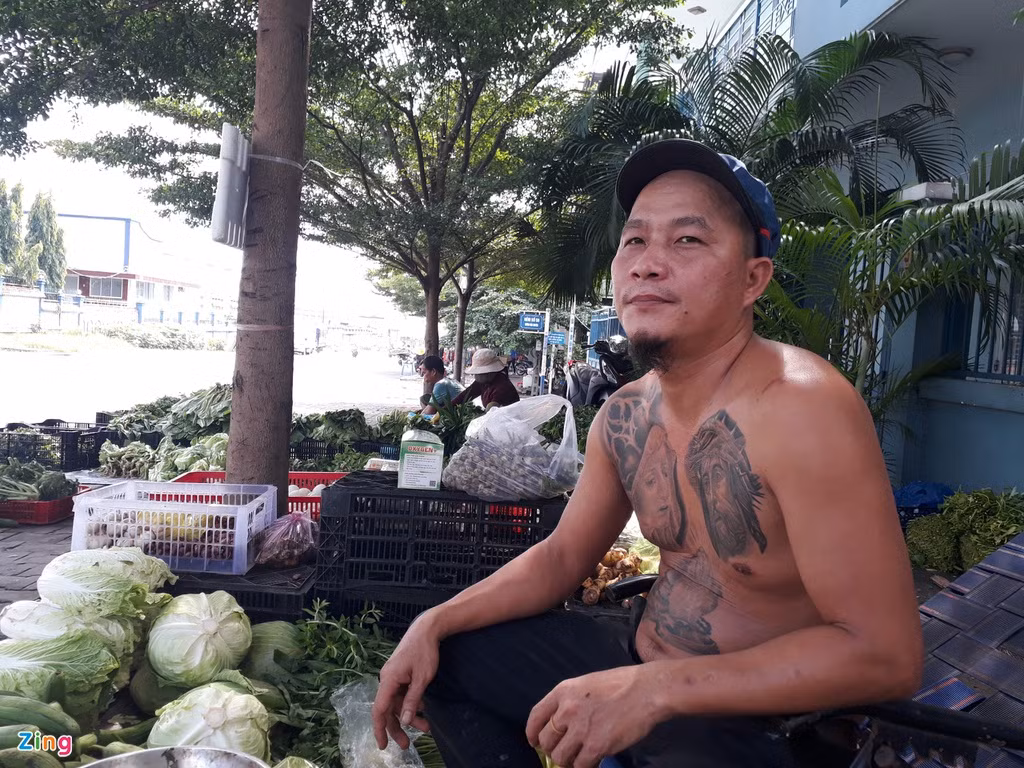 Dù trông vẻ ngoài "dữ dằn" nhưng ông chủ sạp rau hot nhất mạng xã hội này lại khiến nhiều người rưng rưng cảm động về những gì anh ta đã làm trong sự nghiệp kinh doanh của mình.