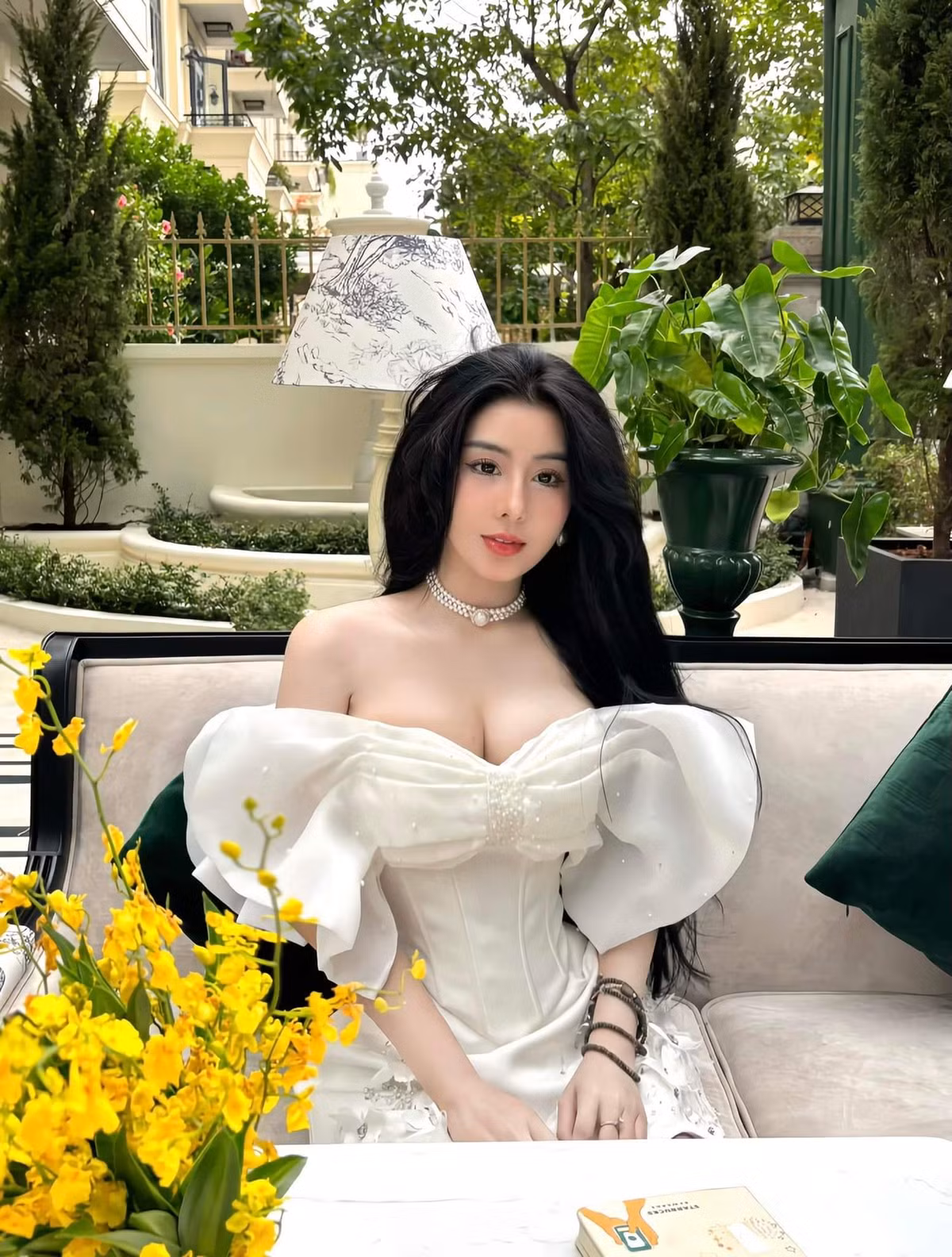Vào đại học, Ngọc Trân ngày càng gợi cảm và quyến rũ hơn. Cô nàng theo đuổi gu thời trang phóng khoáng, tự tin khoe dáng nuột nà trong những bộ đồ gợi cảm.
