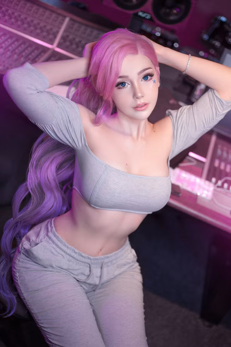 Saya the Fox là một cosplayer được biết đến với một cái tên khác là Saya alias Sora, hiện nay chúng ta chưa biết số tuổi của cô nàng này, quốc gia mà cô sinh sống là ở Mỹ.