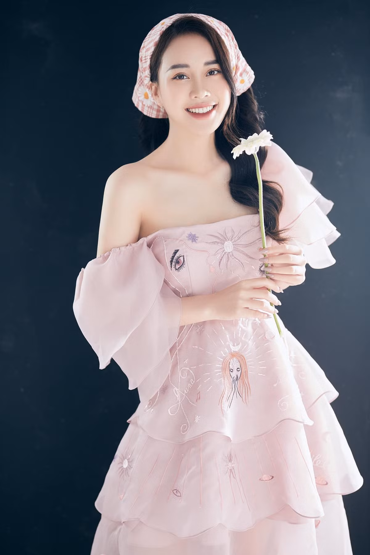 Trước đó, Mai Phương từng đăng tải một số hình ảnh diện đồ bơi nhưng với thiết kế áo dài tay và quần đùi.