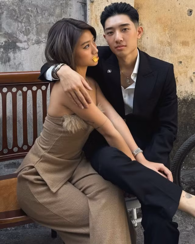 Chuyện Louis Phạm và bạn trai Việt kiều thân mật quá mức được chính cô nàng đăng tải lên trang cá nhân và nhiều lần khiến netizen cảm giác "ngứa mắt".