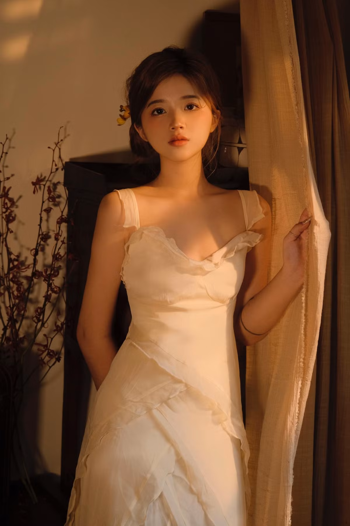 Khánh Ly sở hữu vẻ đẹp nữ tính, ngọt ngào, không kém phần gợi cảm. Cô nàng luôn xuất hiện với hình ảnh mơ mộng, sắc vóc mỏng manh như sương khói.