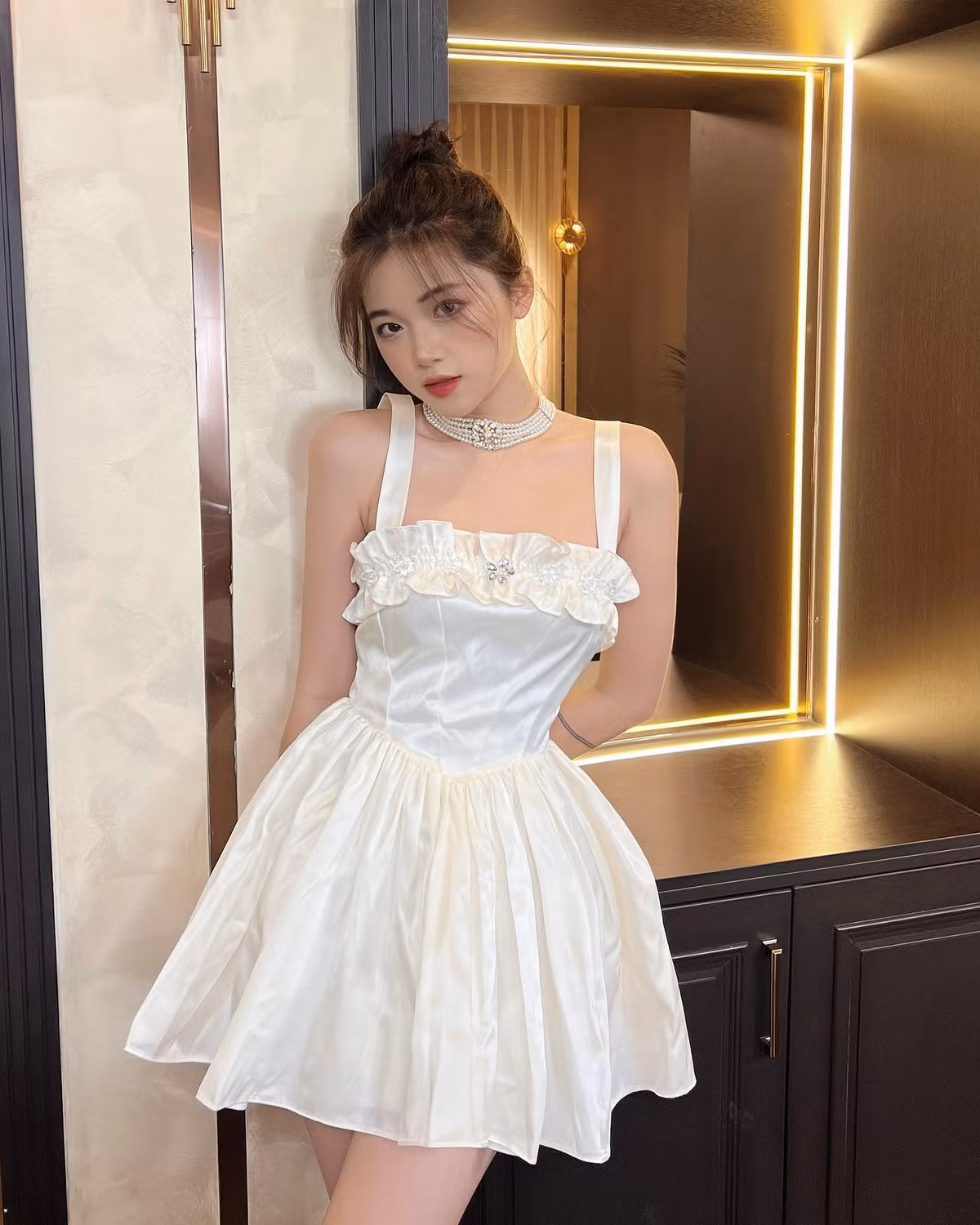 Công việc mẫu ảnh cho Khánh Ly một nguồn thu nhập ổn định. Cô có thể tự lập phần nào, ít nhờ đến sự giúp đỡ của bố mẹ.