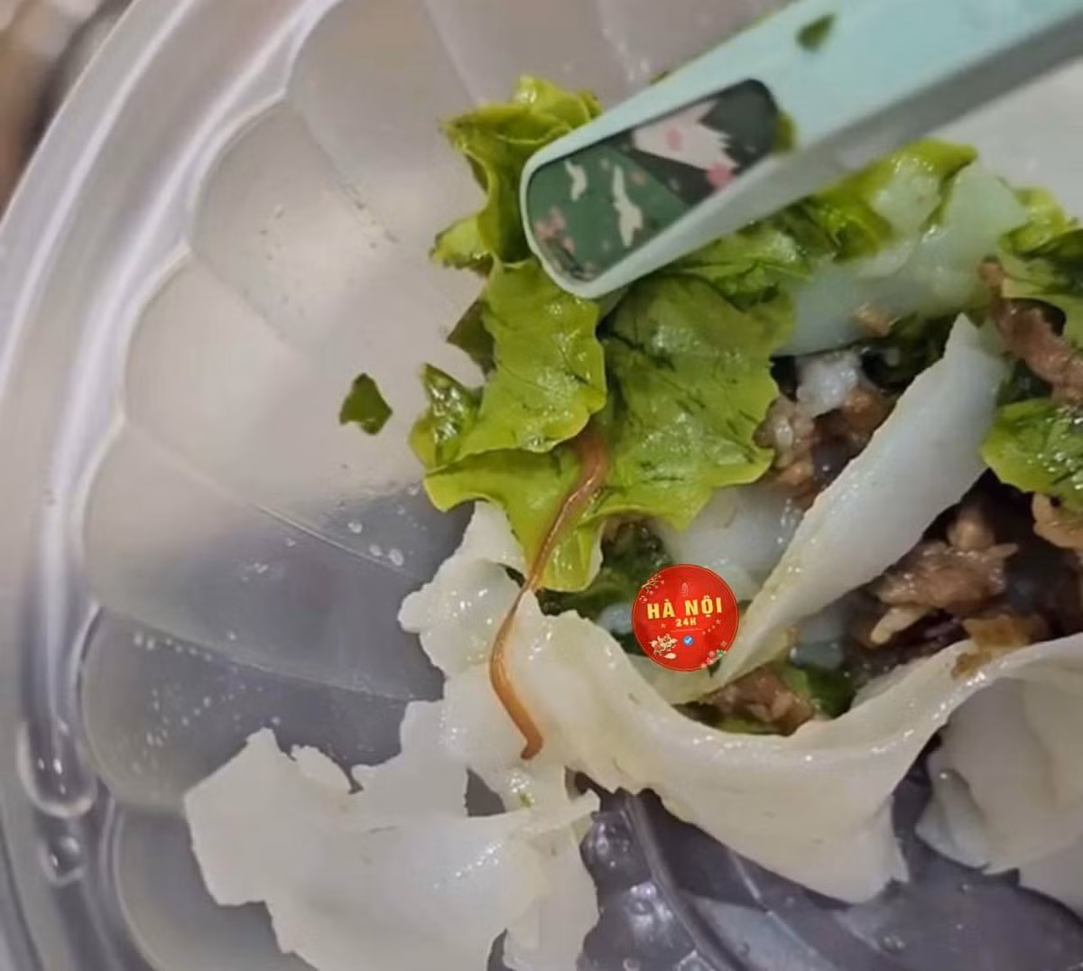 Theo tìm hiểu, nhà hàng trên nằm trong chuỗi phở cuốn nổi tiếng ở Hà Nội nằm ở đường Xuân La thuộc quận Tây Hồ.