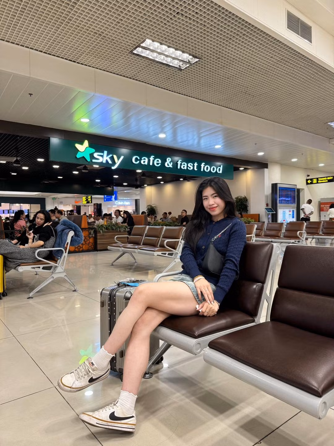 Gần đây, thay vì quần short, Thanh Nhã chuộc diện váy ngắn phối cùng áo phông, áo thun và đi giày thể thao khi ra sân bay.