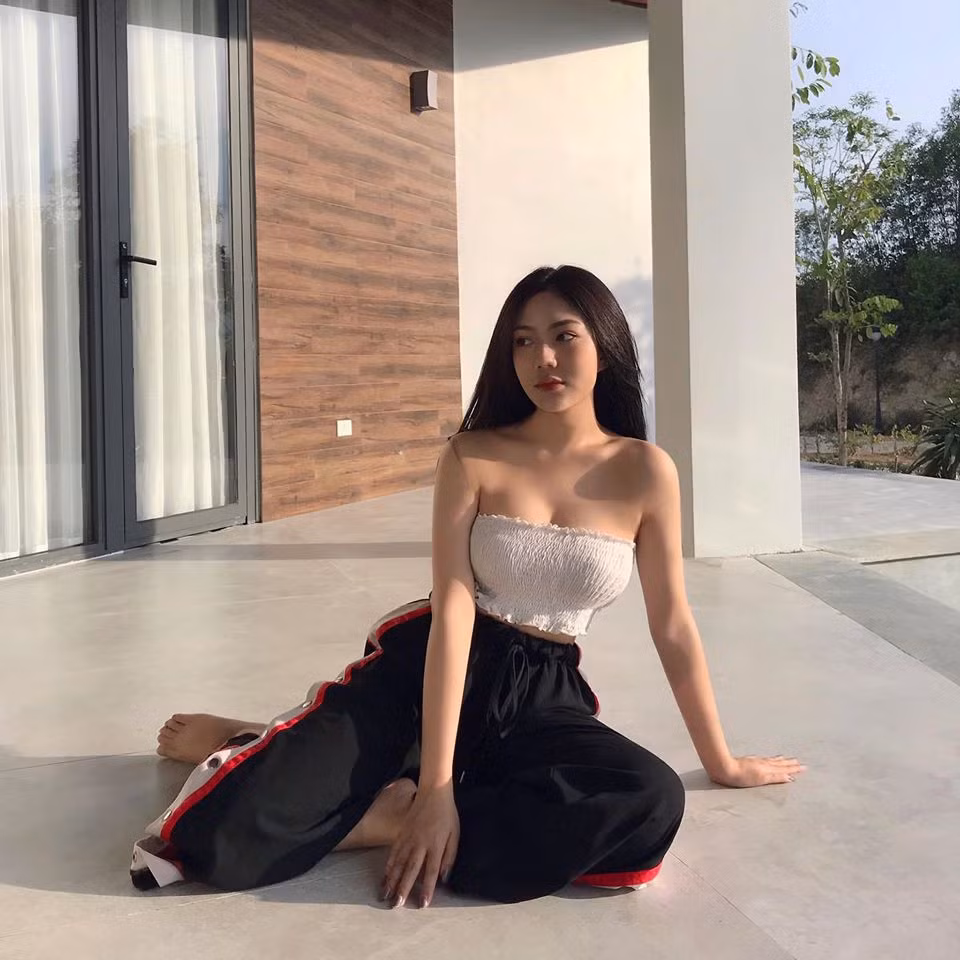 Nhờ vóc dáng lý tưởng, Triệu Vy có thể tự tin theo đuổi mọi phong cách mà mình muốn, dù rằng cô nàng trông vẫn xinh đẹp nhất trong tà áo dài trắng.
