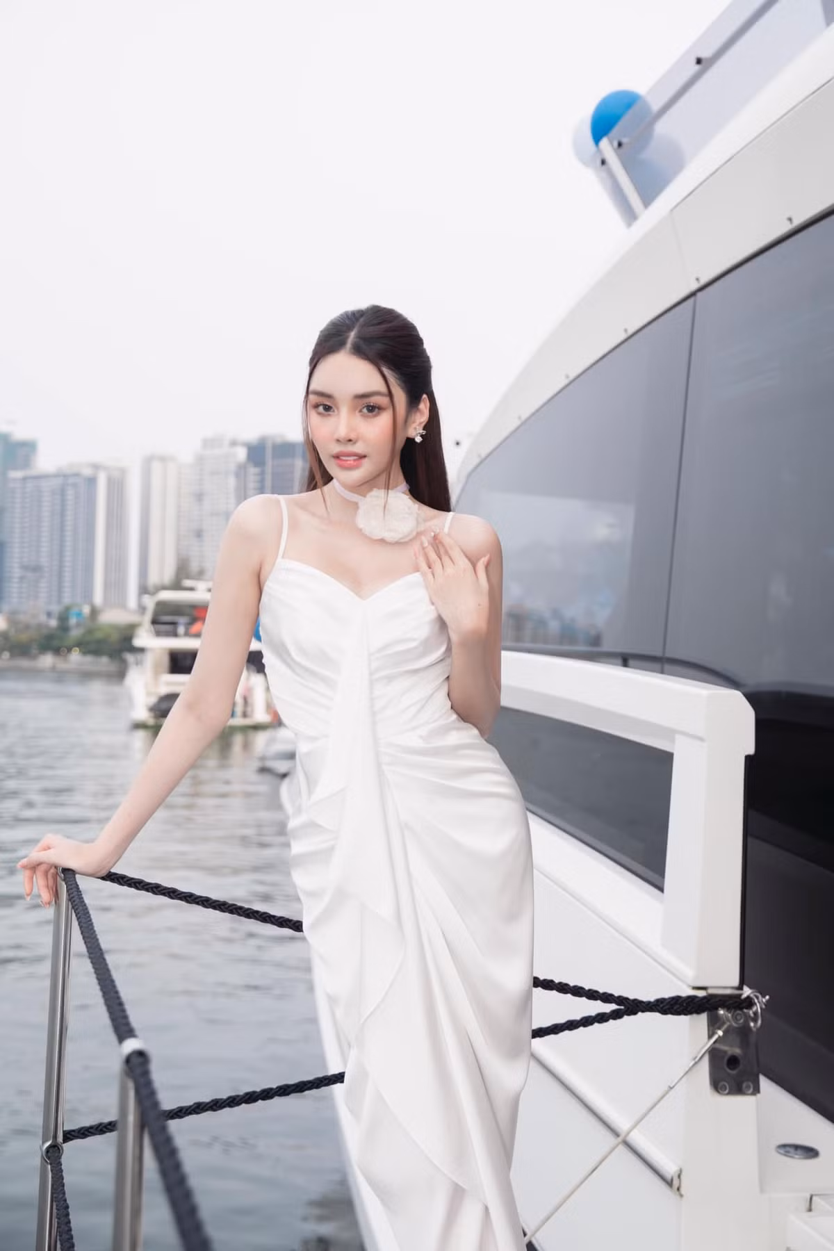 Được sống là chính mình, Đan Tiên sẵn sàng "bung lụa". Cô tham gia cuộc thi sắc đẹp, trở thành mẫu ảnh có tiếng.